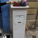 Bac de fleurs,plantes avec une boite lettre integree