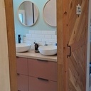 Une porte de salle de bain sur rail style "grange"