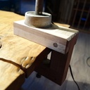 Une petite presse comme support de lampe industrielle