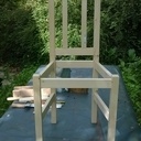 Chaise en bois blanc avec assise aerée