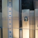 Lecture de l'avancée du guide parallèle. Le ruban peut coulisser dans le rail alu (pour faire le zéro).