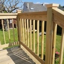 Escalier extérieur adossé à un balcon