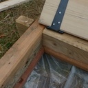 Bac à sable avec couvercle convertible en bancs (et son coffre à trucs)