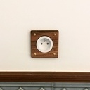 Cache prise en noyer