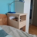 Une table de nuit