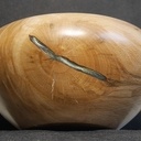 Un bol avec inclusion epoxy