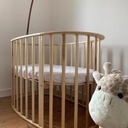 Lit d'enfant à barreaux