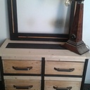 Meuble a tiroir sur roulettes, lampe pied de piano et cadre bois brulé