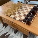 Table basse avec échiquier et pièces
