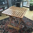 Une tablette pliante de salon en motif caillebotis