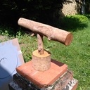 La base fait : 7 cm Ø9.5cm - Le montant : 14 cm Ø 2,5 cm (rentré de 2cm de chaque coté) - La traverse fait 30 cm Ø 4,5 cm