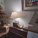 Petit sapin décoratif en merisier et socle en chêne.