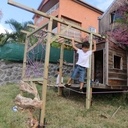 Une aire de jeu pour la cabane