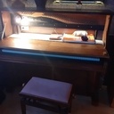 le panneau avant a été ajusté pour en faire un abattant. J'ai laissé les chevilles des cordes