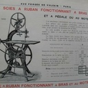 Scie à ruban fonctionnant à bras et à pédale ou au moteur, Aux Forges de Vulcain, 1911