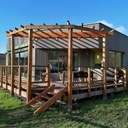 Terrasse sur pilotis avec sa pergola