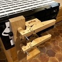 Deux petites sauterelles en bois