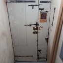 Porte en châtaignier. Bois croisés.