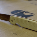 Un couteau de poche entièrement en bois