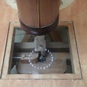 Un verre de 7mm pour le changement de lame. Reflet de l'éclairage en couronne (leds )