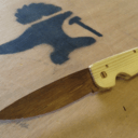 Un couteau de poche entièrement en bois