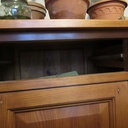 Coulisse gauche en hêtre, droite en chêne. Meuble en résineux