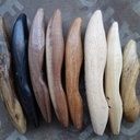 Des petits kayaks de différentes essences