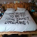 Lit et table de chevet en bois de palette