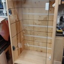 Une petite vitrine lumineuse.