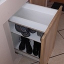 Portes en chêne sous sa télé encastrée accompagné d'une lucarne laterale