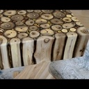 Petite table sympathique bois et résine avec test de stabilité.