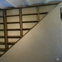 Bibliothèque en chêne massif sur mur en argile