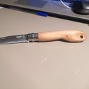 Opinel avec manche en olivier et dragonne
