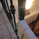 Barrière d'escalier avec verrou à ressort