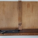 Planche à recaler et sa butée à angle réglable