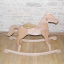 Maël, le cheval à bascule