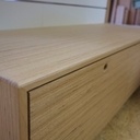 Mobilier commercial en hêtre multiligne