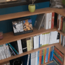 Une longue étagère zigzag sur trois murs