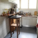 Mange debout en bois brulé