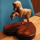 Cheval sculpté en olivier