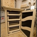 Une petite armoire en bois et plastique