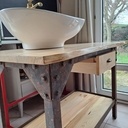 Un meuble de salle de bain en bois mais pas que...