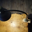 Une petite presse comme support de lampe industrielle