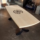 Table de réunion avec logo intégré