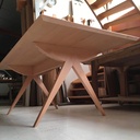 Table avec un pied compas