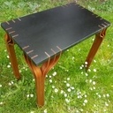 Petite table avec des pieds en lamellé collé