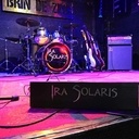 Sculpture et pedalboard en bois brûlé