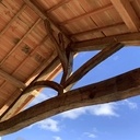 Charpente de grange en bois tordu