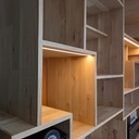 Bibliothèque en chêne sous escalier - premier projet