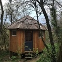 Cabane octogonale dans la forêt
